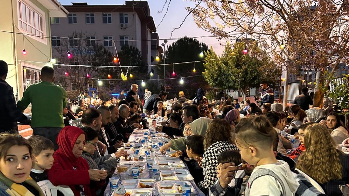 Ramazan ayında tüm veli, öğretmen ve ailelerine okulumuzda iftar yemeği programı düzenledik. 